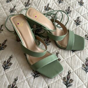 NWOT Sea Foam Green heels with wrap size 10, fits like a 9
